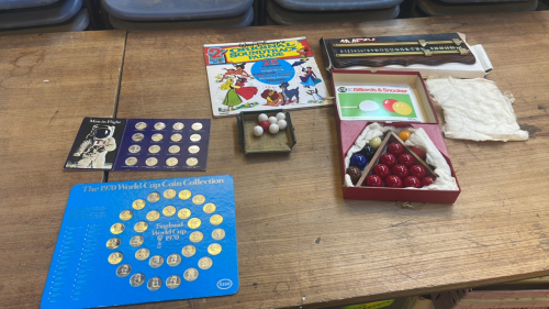 BOX SNOOKER BALLS, COINS, RECORD