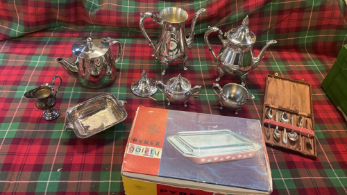 BOX ASSORTED PLATED WARE & CASSEROLE DISH