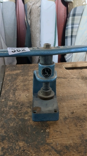 VICTORY NO 15N BUTTON MACHINE