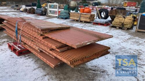 LONG LENGTHS OF FIBREGLASS WALKWAY GRATING