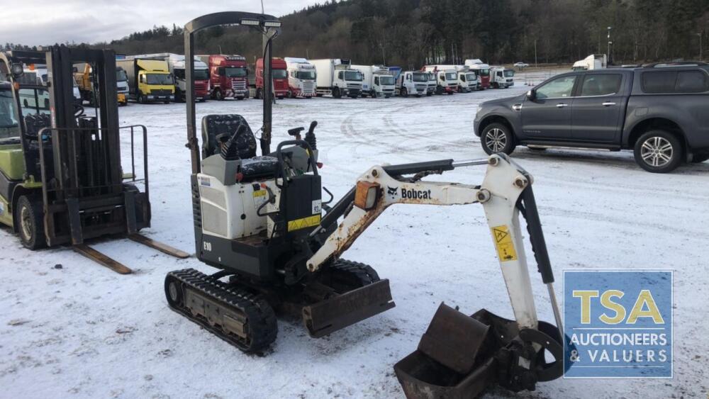 Bobcat E10 , Year 2010 , 3350 hours, c/w 2 Buckets, , PLUS VAT