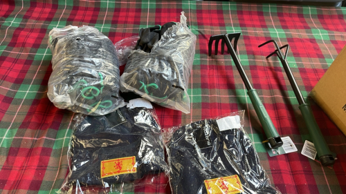 BOX-GLOVES HATS & GARDEN TOOLS