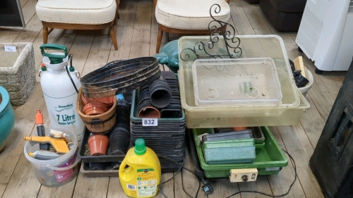 ASSORTED FLOWER POTS TRAYS & GARDEN ITEMS