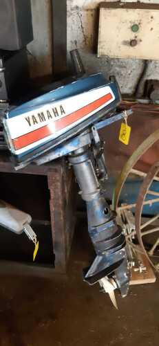 YAMAHA OUTBOARD MOTOR & STAND