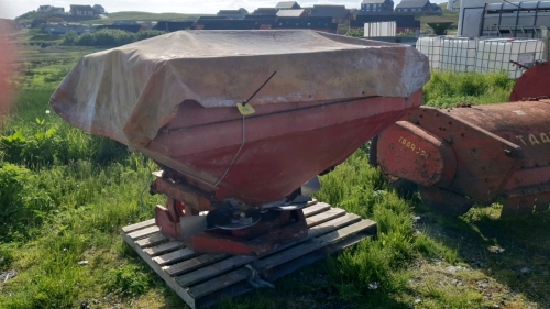 Kuhn Fertiliser spreader. Hopper is whole & good stainless