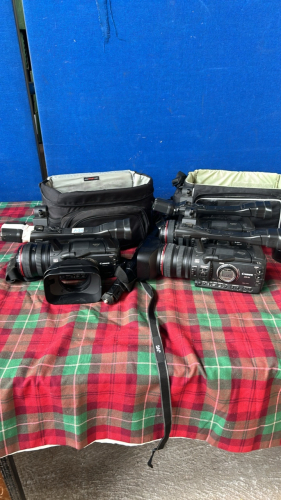 BOX- 3 VIDEO CAMERAS & TRIPOD