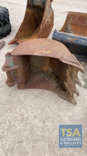 DIGGER BUCKET 22" WIDE, HITCH CAP 200MM PIN CENTRE 320MM