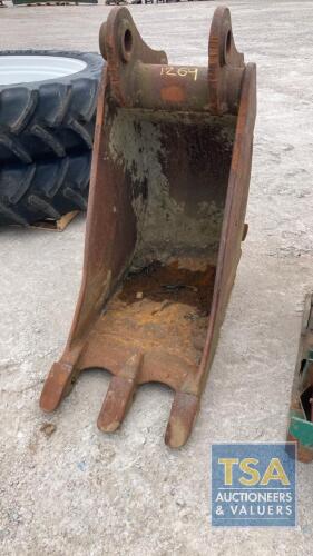 DIGGER BUCKET 2FT WIDE AND 80MM PINS