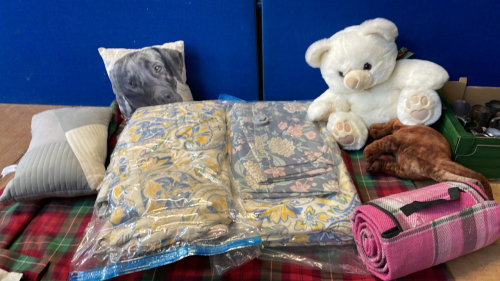 2 BOXES CURTAINS & SOFT TOYS