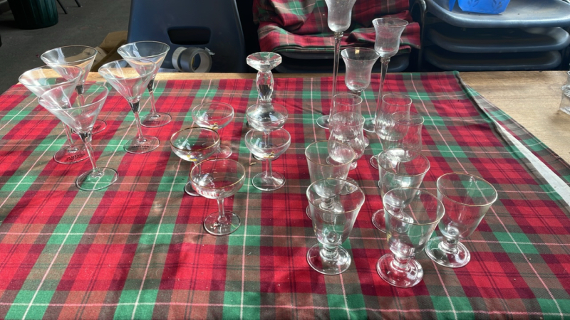 X2 BOX GLASS CANDLESTICKS, GLASSES ETC