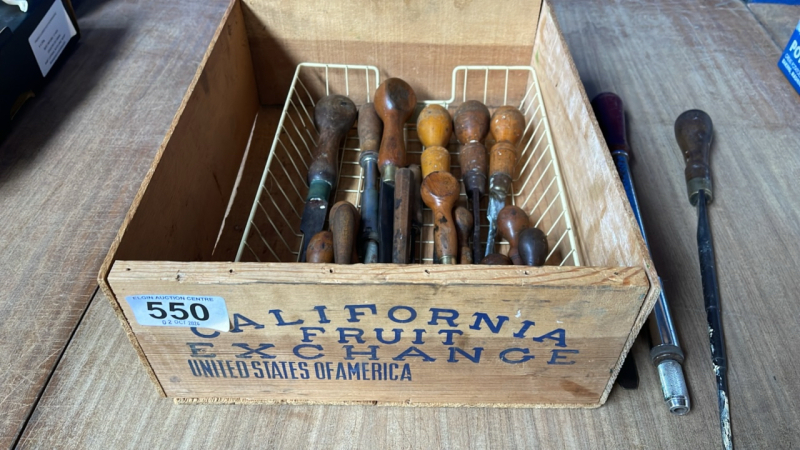 BOX VINTAGE SCREW DRIVERS