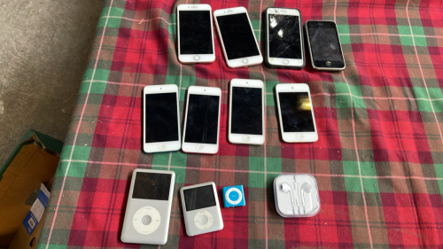 MIX OF IPODS & IPHONES