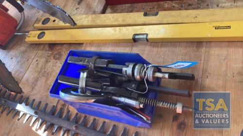 Box c/w Various Pullers and Gauge