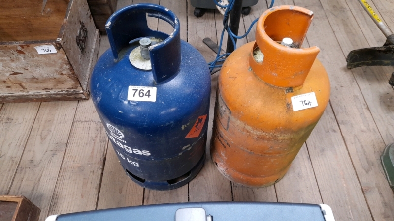 2 GAS BOTTLES