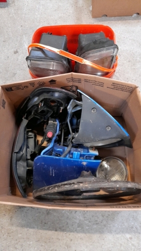 2 BOXES CAR LIGHTS STEERING WHEEL ETC