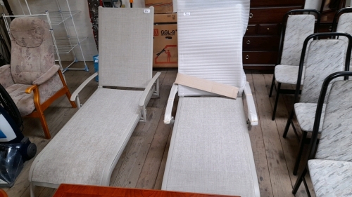 2 SUN LOUNGERS