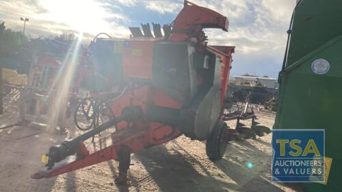 KUHN 3560 STRAW BEDDER/ FEEDER WITH PTO