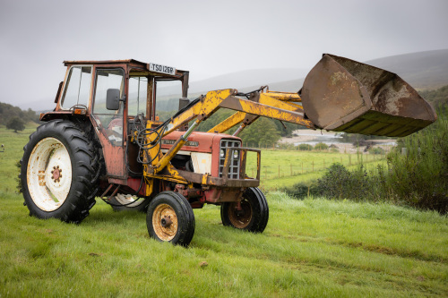 International 674 tractor with Grays front loader ( TSO 126R )