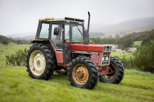 International 585 tractor 4 WD ( no registration book )